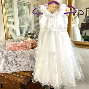 New kids cascading formal white dress. Size 5 / 6, flower girl